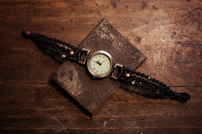 Uhr mit schwarzem Makrameeband